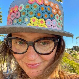 Feminine flower hand-made trucker hat. 100% cotton fabric + mesh.
